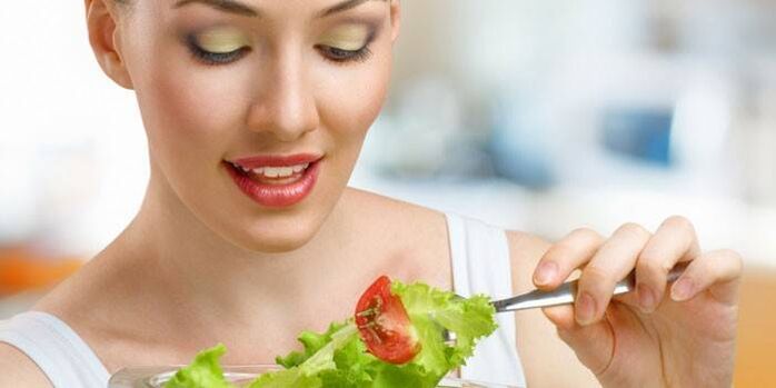 Coma salada de legumes para perder peso