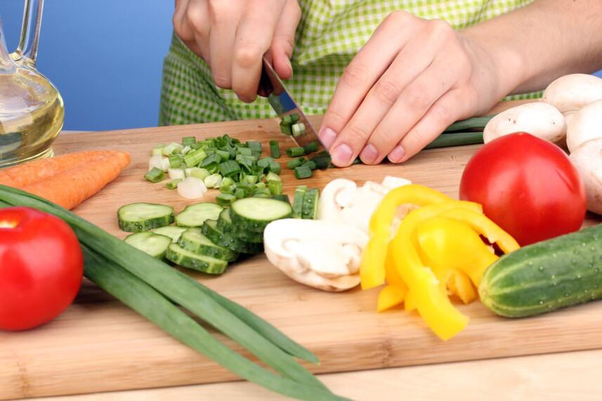 Preparando salada de legumes para a fase de cruzeiro da dieta Dukan