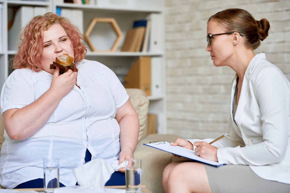 Mulher com sobrepeso em consulta com especialista