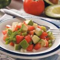 Salada de tomate, abacate e queijo