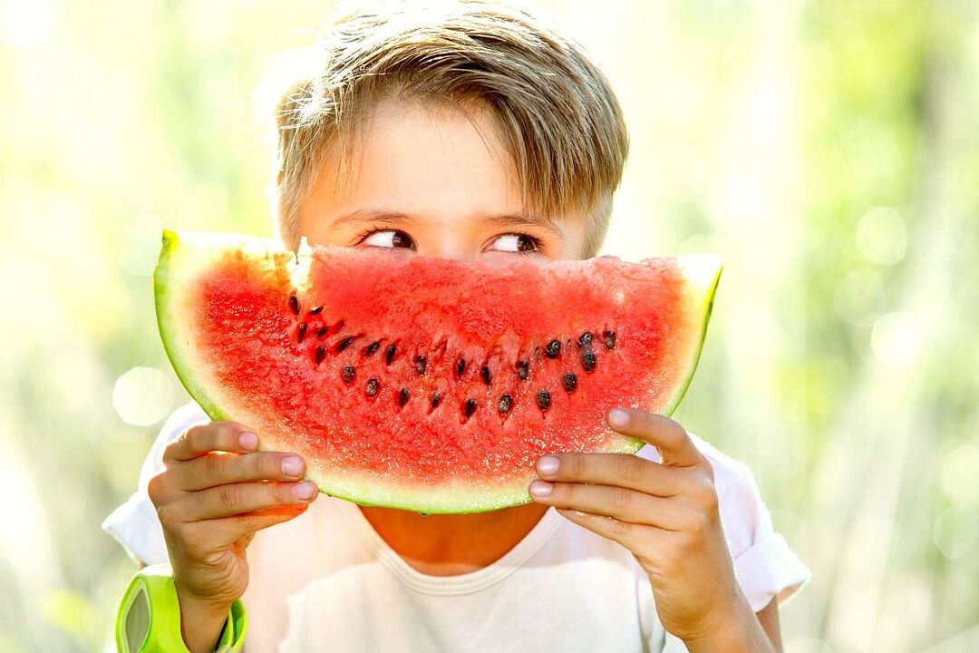 Criança comendo melancia